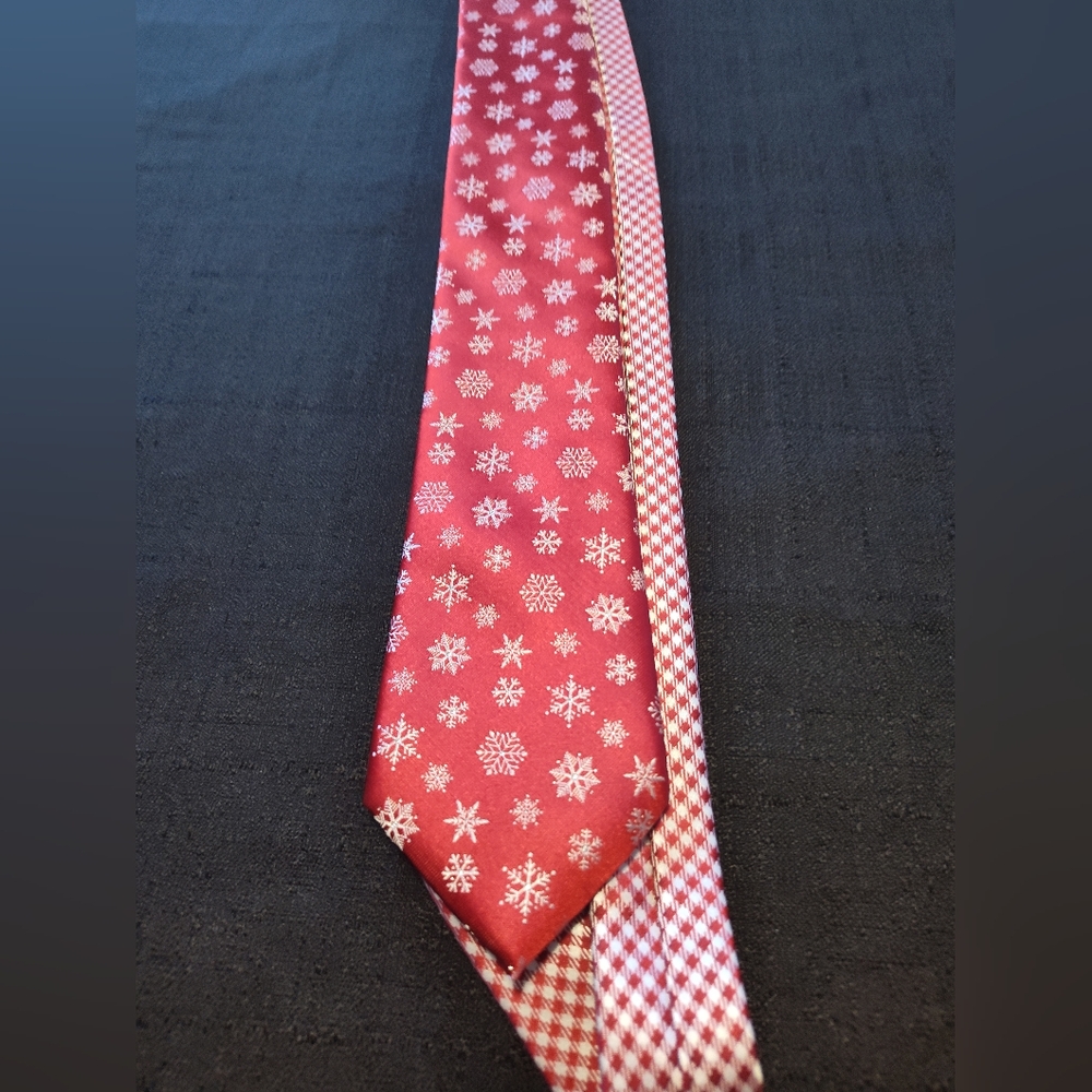 Men's holiday tie color red  snowflakes used great condition.brand Tie Tales